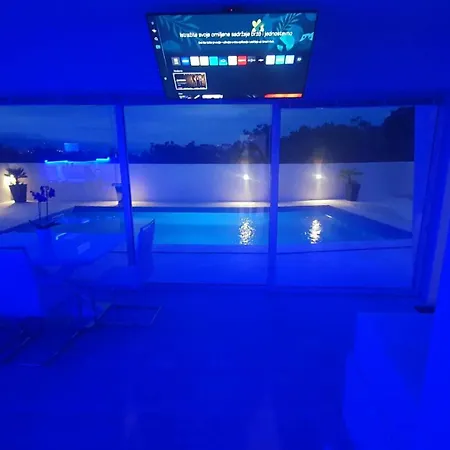 Vila Luxury With Jacuzzi And Swimming Pool