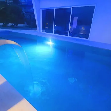 Villa Luxury With Jacuzzi And Swimming Pool
