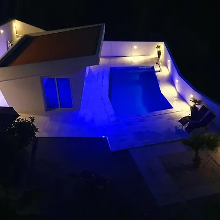 Luxury With Jacuzzi And Swimming Pool Villa *