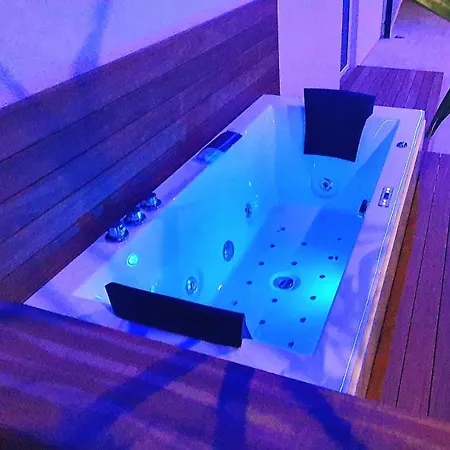 Luxury With Jacuzzi And Swimming Pool Vila