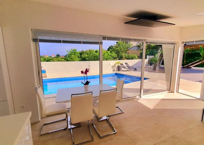 Luxury With Jacuzzi And Swimming Pool Vila