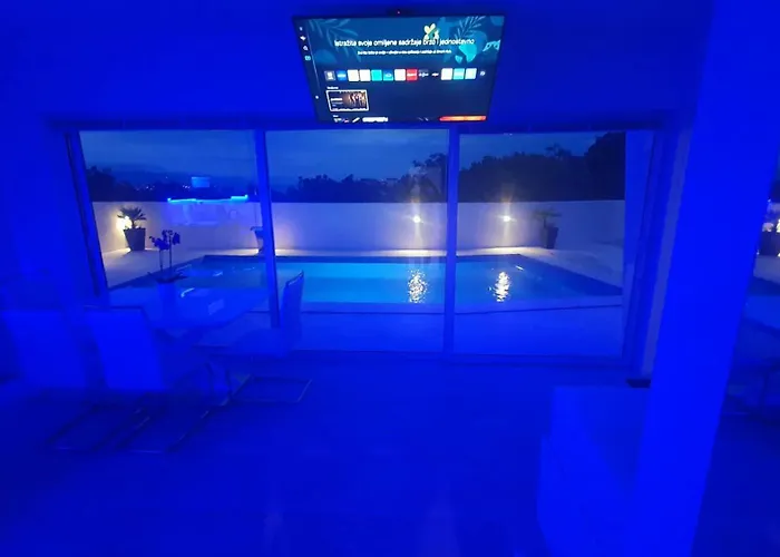 Vila Luxury With Jacuzzi And Swimming Pool