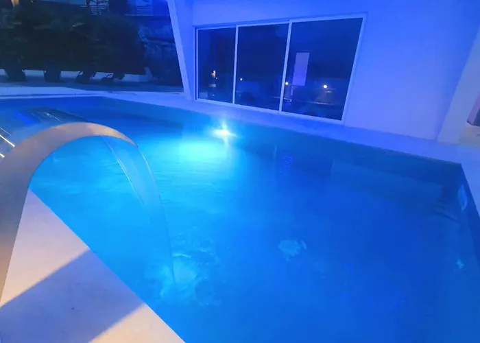 Vila Luxury With Jacuzzi And Swimming Pool