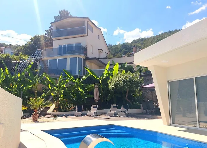 Luxury With Jacuzzi And Swimming Pool Vila
