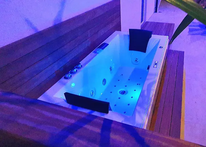 Luxury With Jacuzzi And Swimming Pool Vila