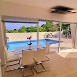 Luxury With Jacuzzi And Swimming Pool Vila