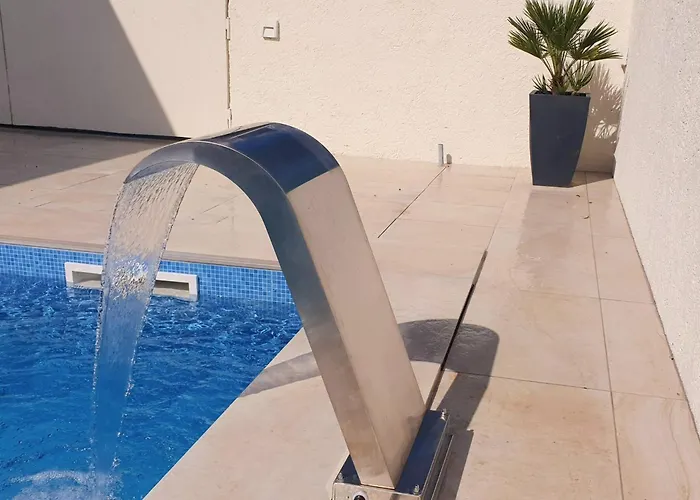 Vila Luxury With Jacuzzi And Swimming Pool